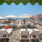 Зонты на пляже, Пансионат Кипарис