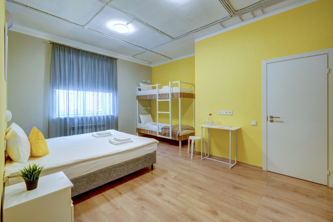 Четырехместный (Четырехместный номер с одной двуспальной и одной двухъярусной кроватью) отеля Лимонад, Ярославль