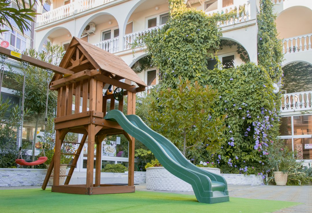Детская площадка, Отель Сиар