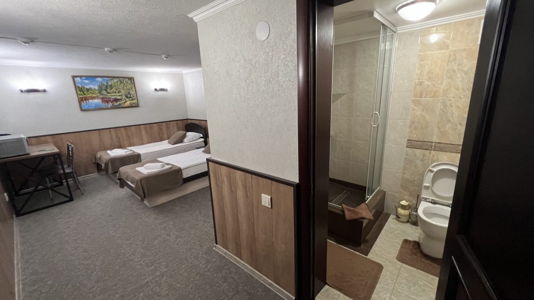 Двухместный (Стандарт двухместный с 2 раздельными кроватями (Цокольный этаж)) отеля Терскол на Баксанской