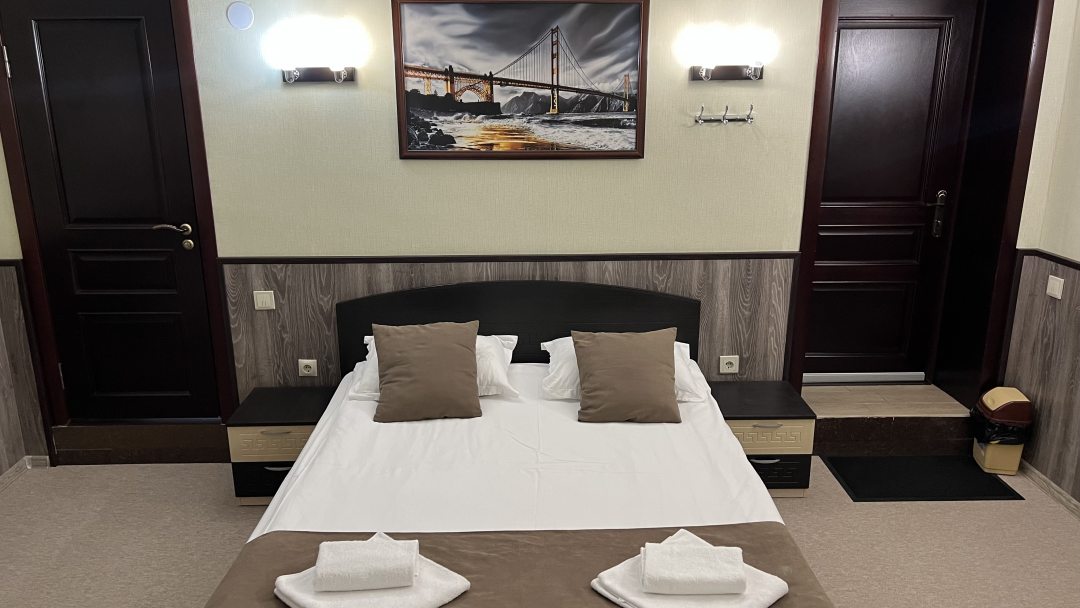 Двухместный (Стандарт с одной двуспальной кроватью (Цокольный этаж)) отеля Терскол на Баксанской
