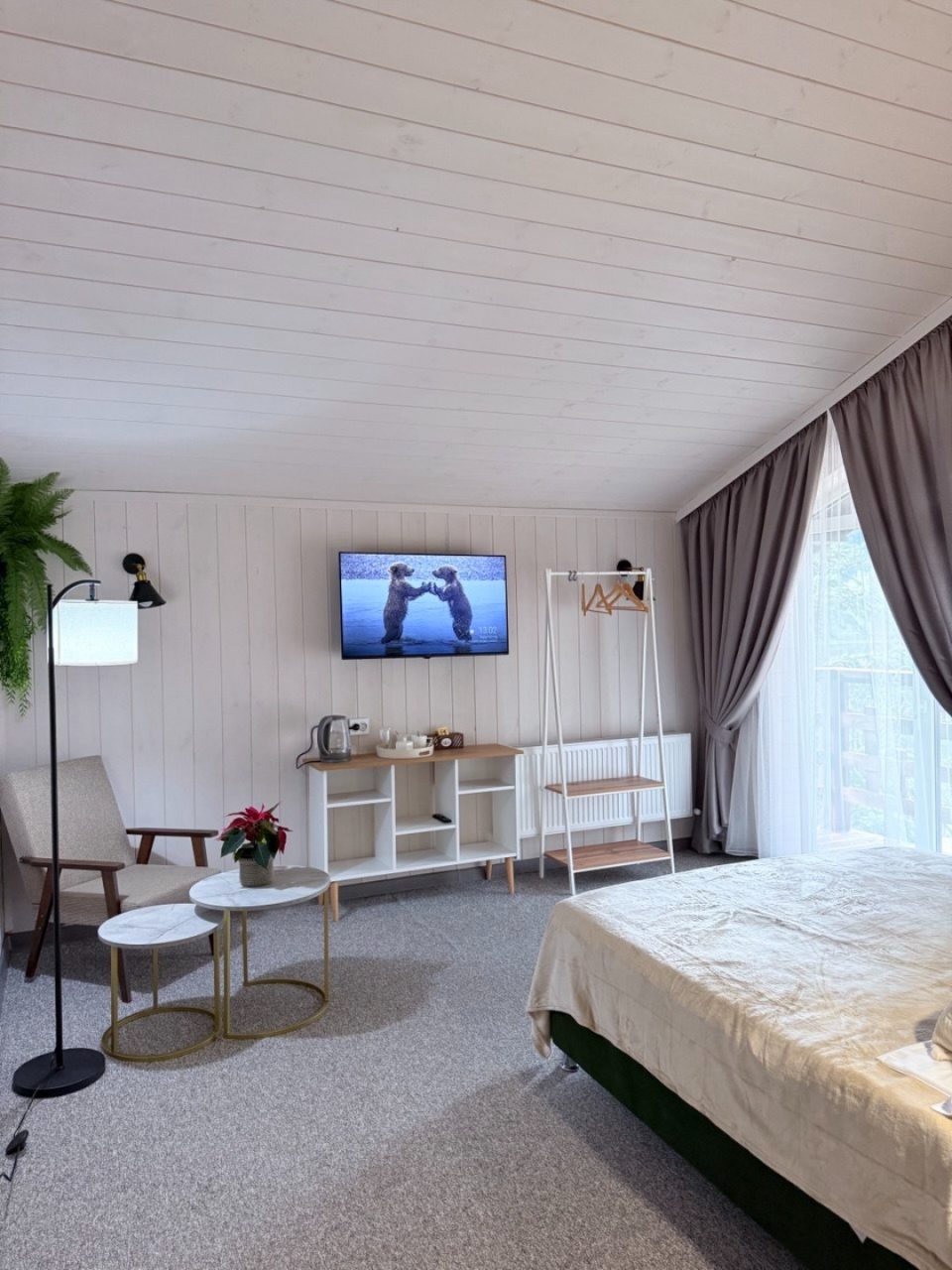 Телевизор SMART TV, кресло, вешалка