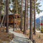 Объект находится в горах, Отель Нарния