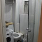 Ванная комната с душевой кабинкой и стиральной машиной в гостевом доме 2СТЕП на Захарьевской 9