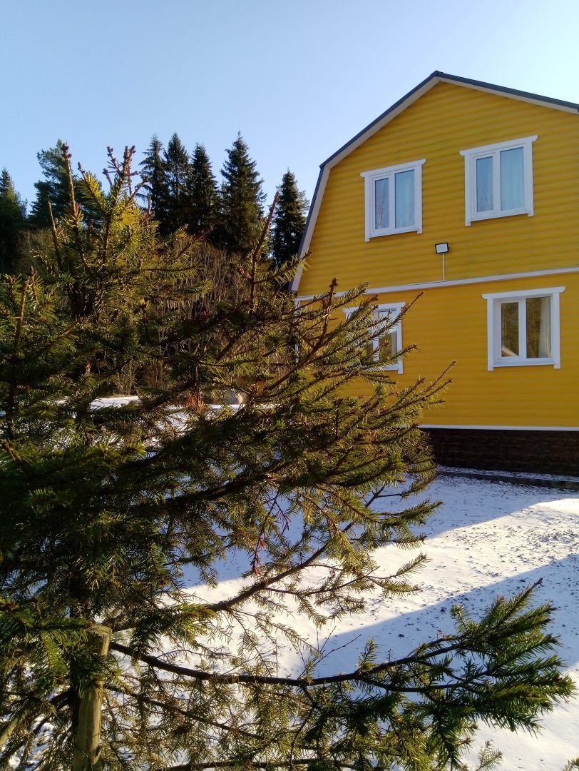 Вид на дом со стороны беседки, зимой. Уютный дом в Карелии в окружении леса