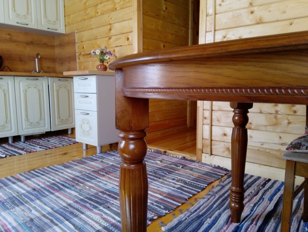 Большой комфортный стол выполнен из массива гевеи