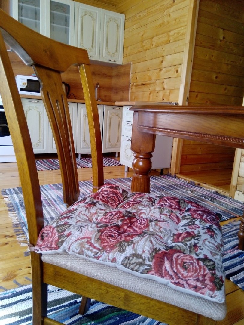 Обеденный стол, Уютный дом в Карелии в окружении леса