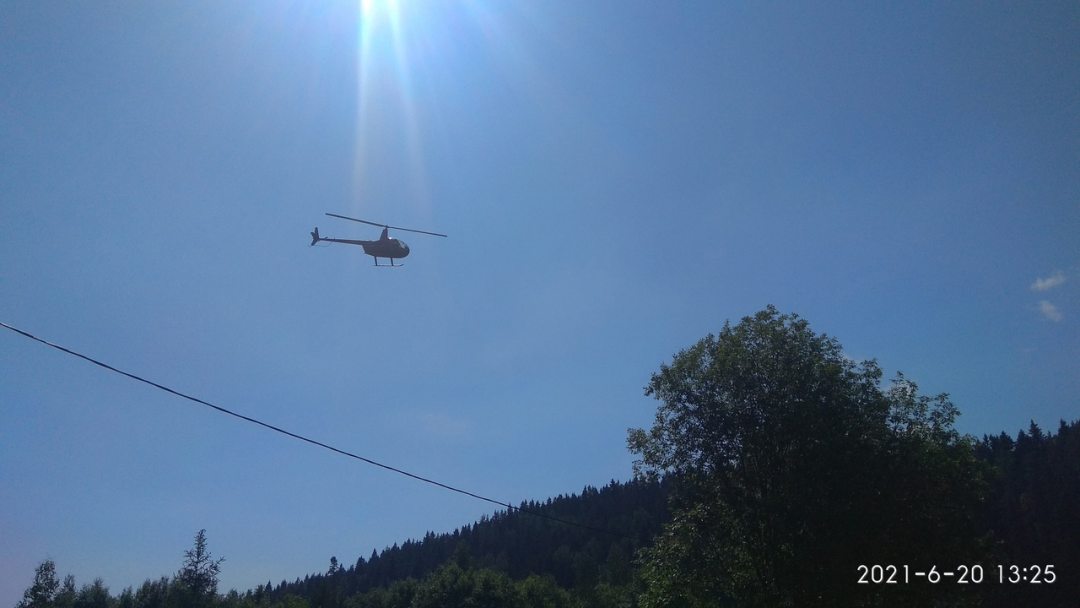 Наши гости взлетают на вертолете с площадки рядом с домом