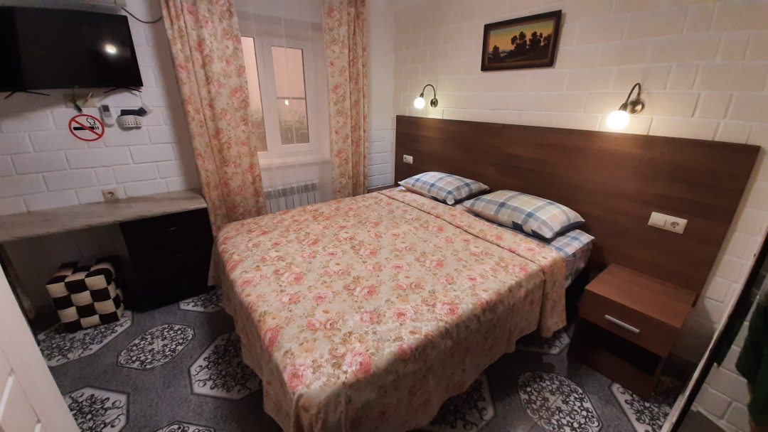 Трёхместный и более (Трехместный номер -1 кровать + диван (02)) гостевого дома LeVladia, Геленджик