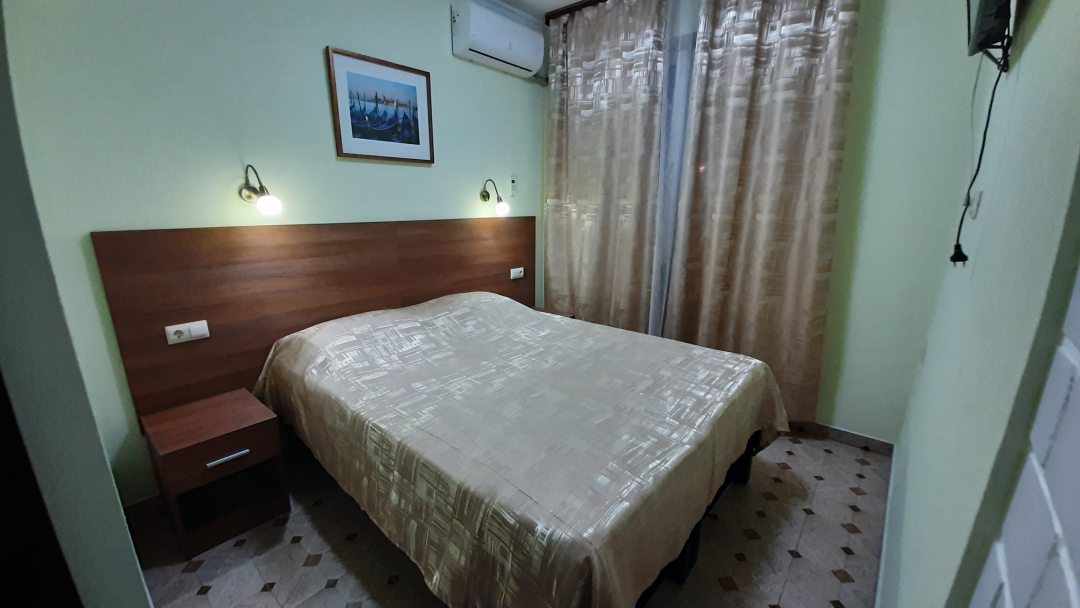 Двухместный (Двухместный номер с балконом -1 кровать (04)) гостевого дома LeVladia, Геленджик