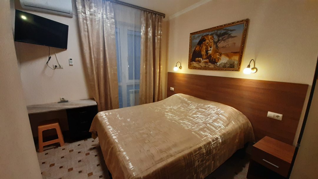 Трёхместный и более (Трехместный номер с балконом -1 кровать + диван (05)) гостевого дома LeVladia, Геленджик