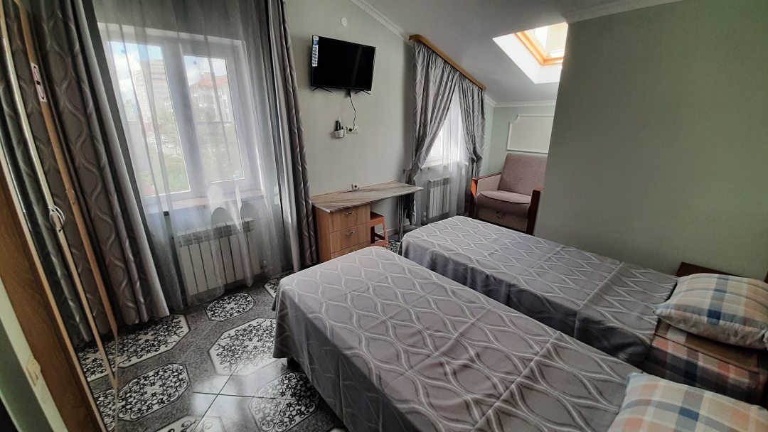 Трёхместный и более (Трехместный номер Комфорт -2 отдельные кровати + диван (07)) гостевого дома LeVladia, Геленджик