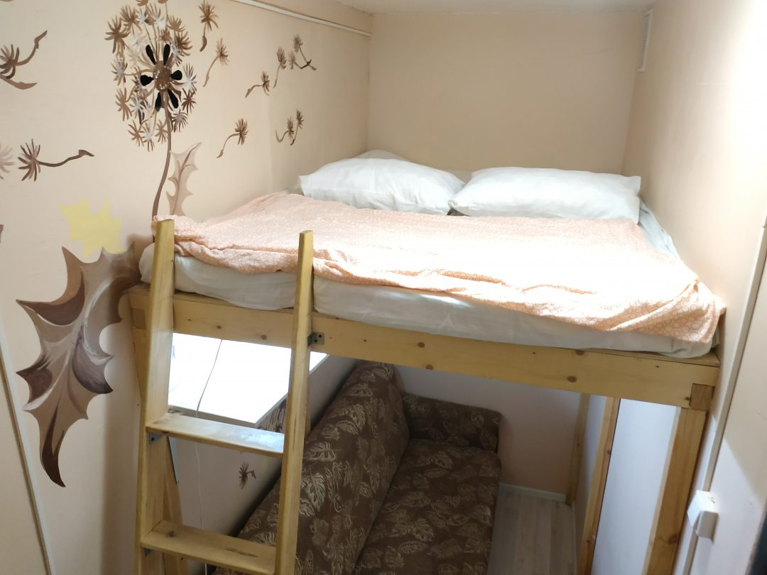 Двухместный (Небольшой номер с двухспальной и одноместной кроватями без окна для двоих) мини-отеля Lokaland, Санкт-Петербург