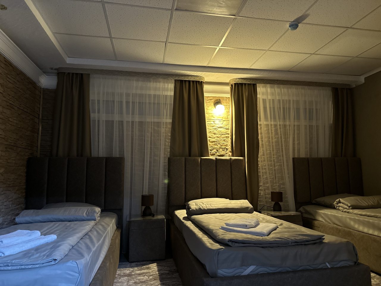 Трёхместный и более (Трёхместный стандарт с раздельными кроватями) гостиницы Корона, Рыбное
