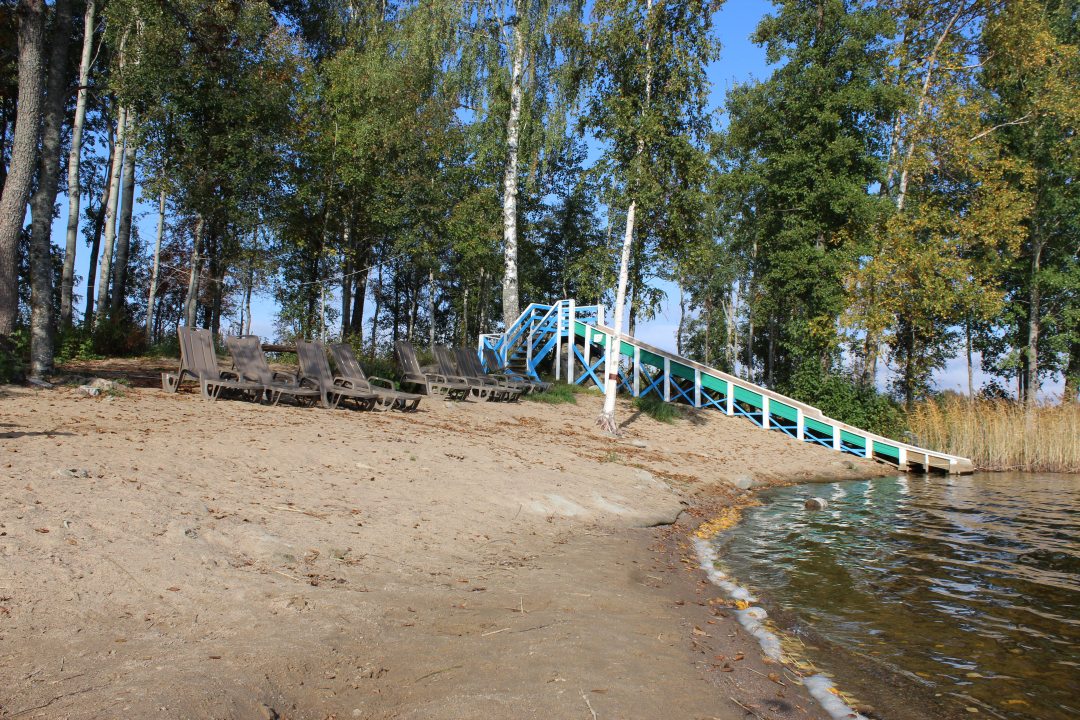 Песчаный пляж с водяной горкой и шезлонгами, База отдыха Рыбная слобода