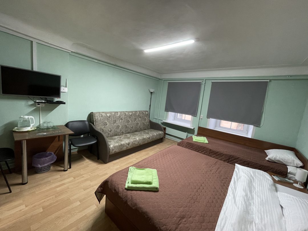 Трехместный (3-местный номер стандарт с 1 односпальной и 1 двуспальной кроватью (Общая ванная комната)) отеля Baasner Hotel, Ярославль