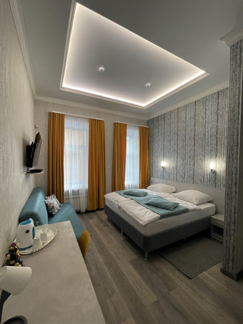 Полулюкс (Улучшенный номер с двухспальной кроватью king size + диван) мини-отеля Salstory, Нижний Новгород