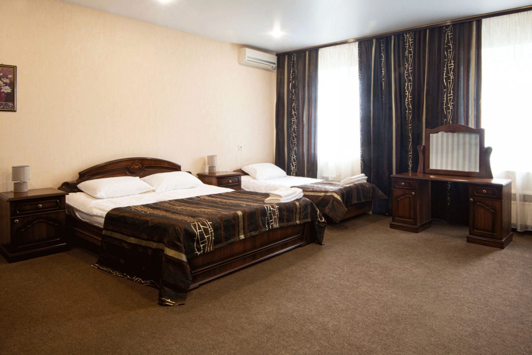 Четырехместный (Апартаменты 4х местные с одной двуспальной кроватью и двумя односпальными кроватями) отеля SoleMio, Воронеж