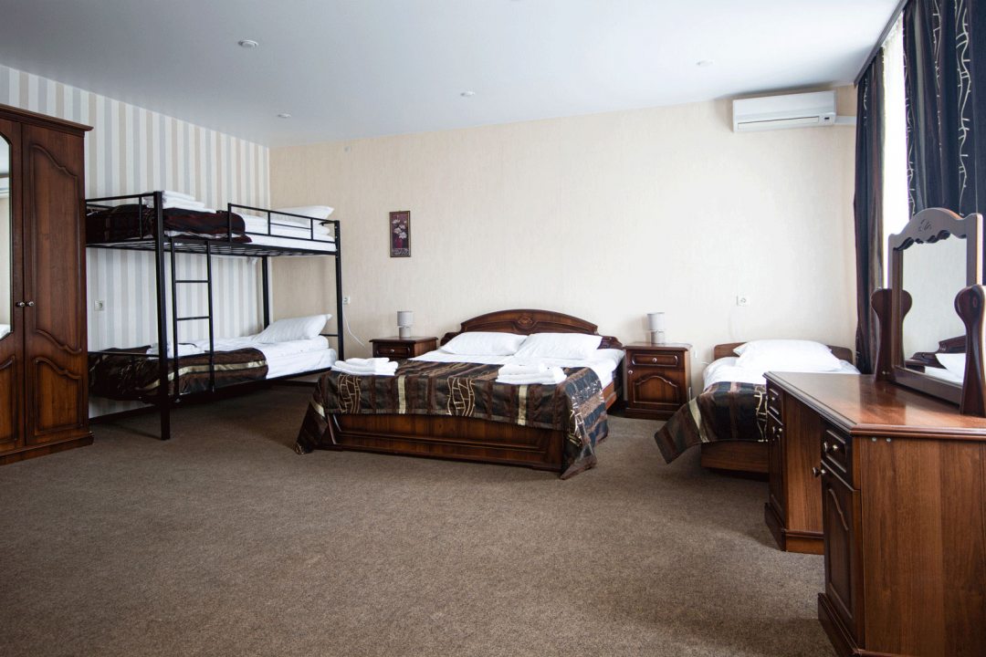 Пятиместный (Пятиместные апартаменты с одной двуспальной кроватью, одной односпальной кроватью и одной двухэтажной кроватью) отеля SoleMio, Воронеж