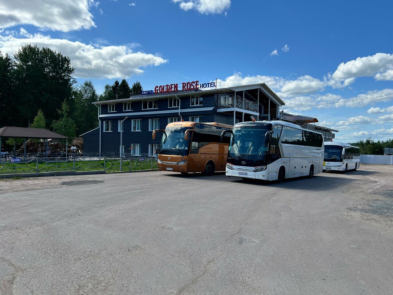 Вид снаружи, парковка
