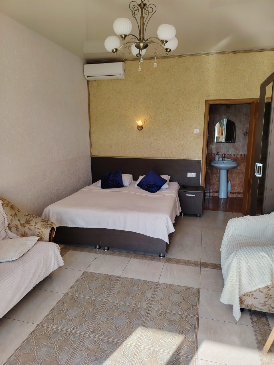 Сюит (Balcony (2 этаж)), Отель Нинель