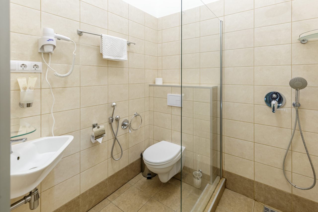 ванная комната с душевой кабиной