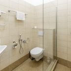 ванная комната с душевой кабиной