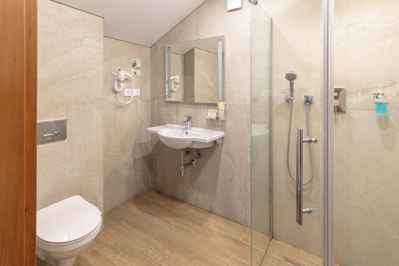 ванная комната с душевой кабиной