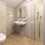 ванная комната с душевой кабиной