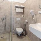 ванная комната с душевой кабиной