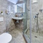 ванная комната с душевой кабиной