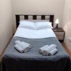 Двуспальная кровать в эконом номере 