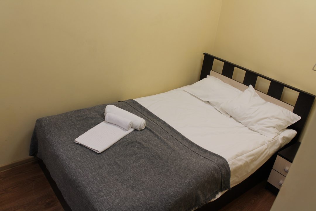 Двуспальная комфортная кровать в номере в гостевом доме 2степ на Владимирском. Гостевой дом 2Степ на Владимирском
