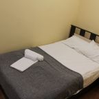 Двуспальная комфортная кровать в номере в гостевом доме 2степ на Владимирском