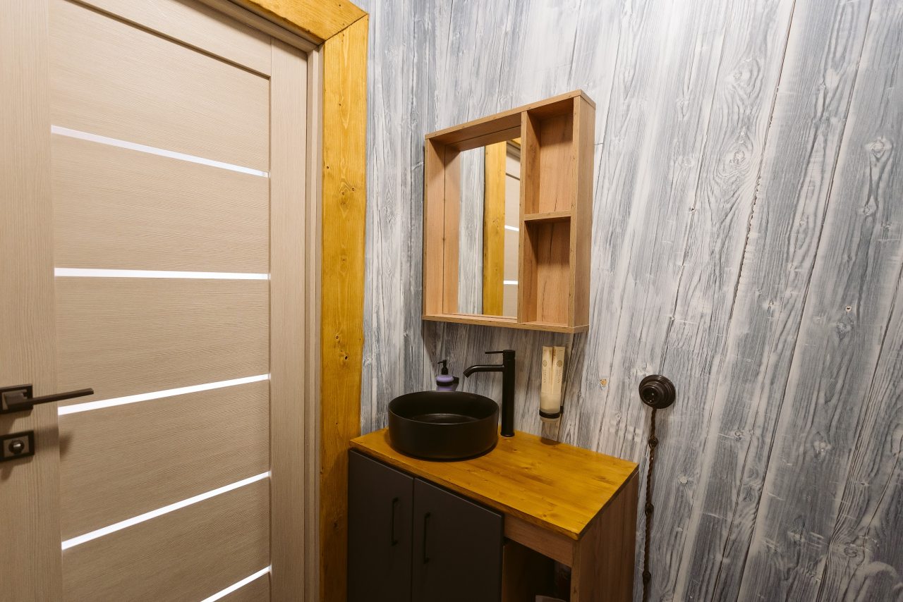 Раковина, косметика, фен