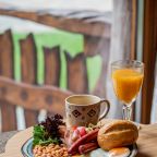 Доставка еды и напитков в номер, Загородный отель Berloga Country Resort