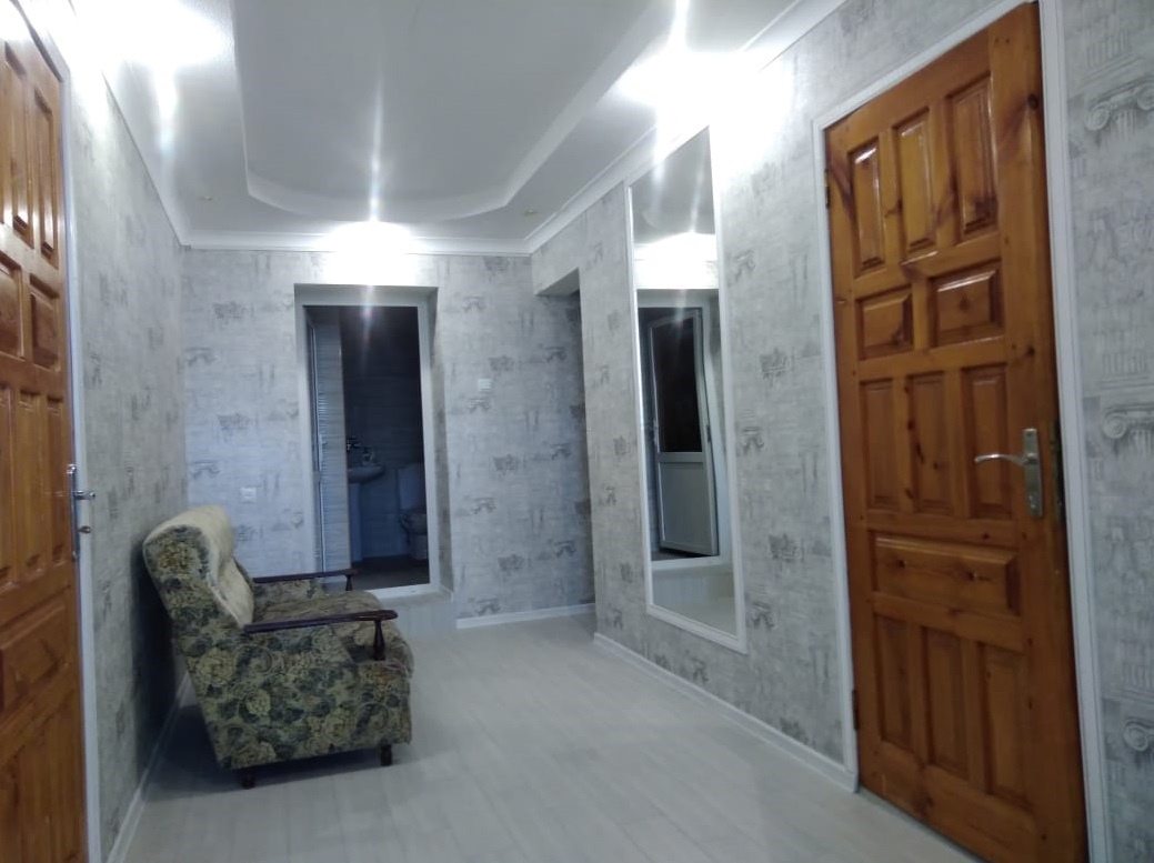 Шестиместный (Двухкомнатный номер с кухней и отдельным входом. на 6 чел.) гостевого дома Ягодка, Лоо