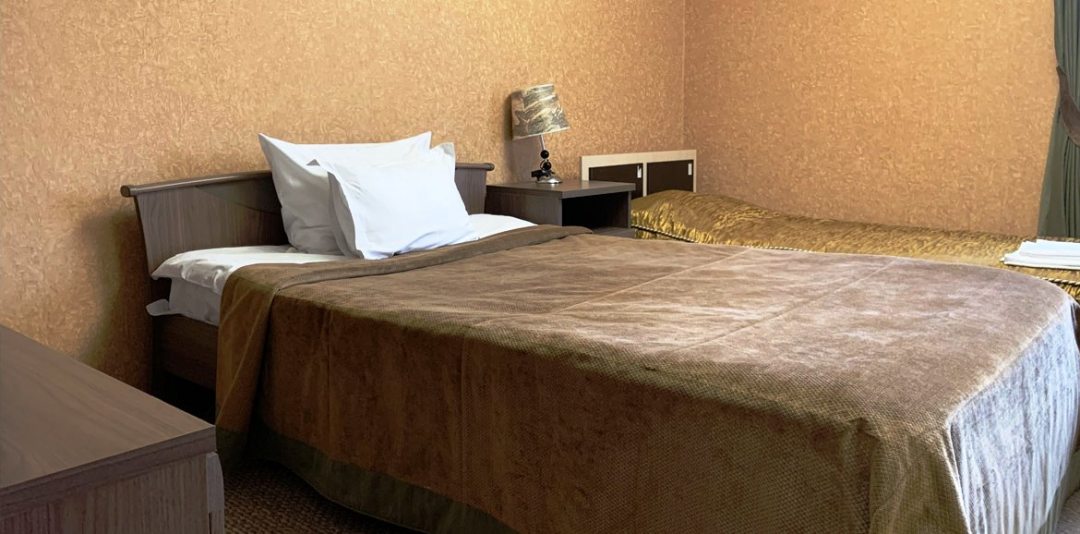 Двухместный (Улучшенный двухместный номер с раздельными кроватями) гостиницы Булут, Майкоп