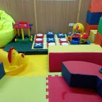 База отдыха на берегу озера с детской игровой комнатой