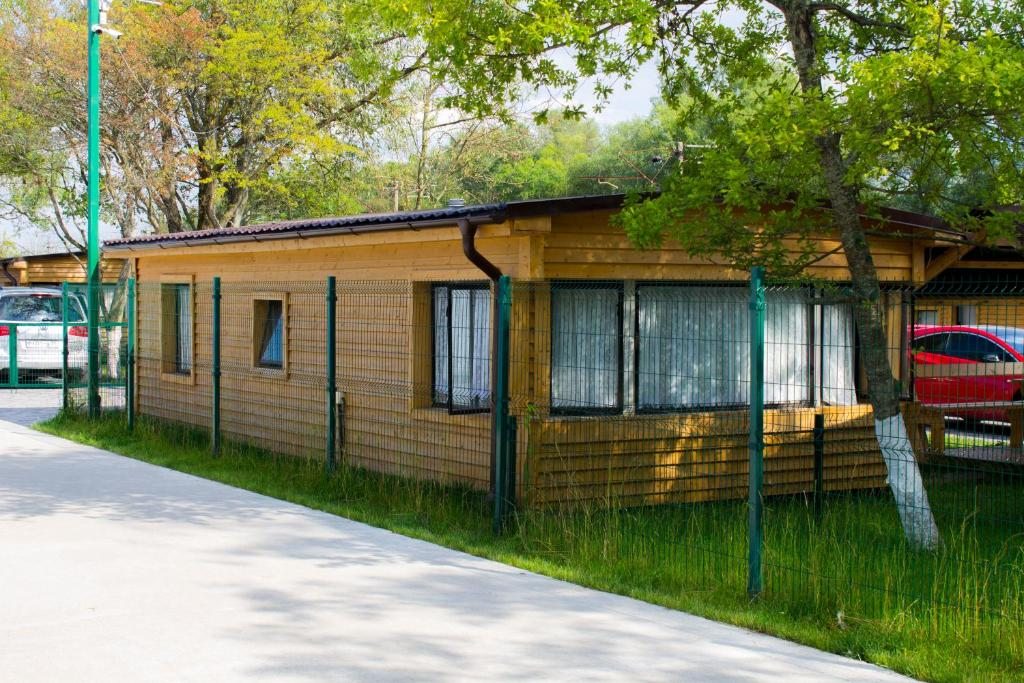 Коттедж (Кемпинги 5 местные с детской кроватью) базы отдыха Holiday Park Zelenogradsk, Зеленоградск