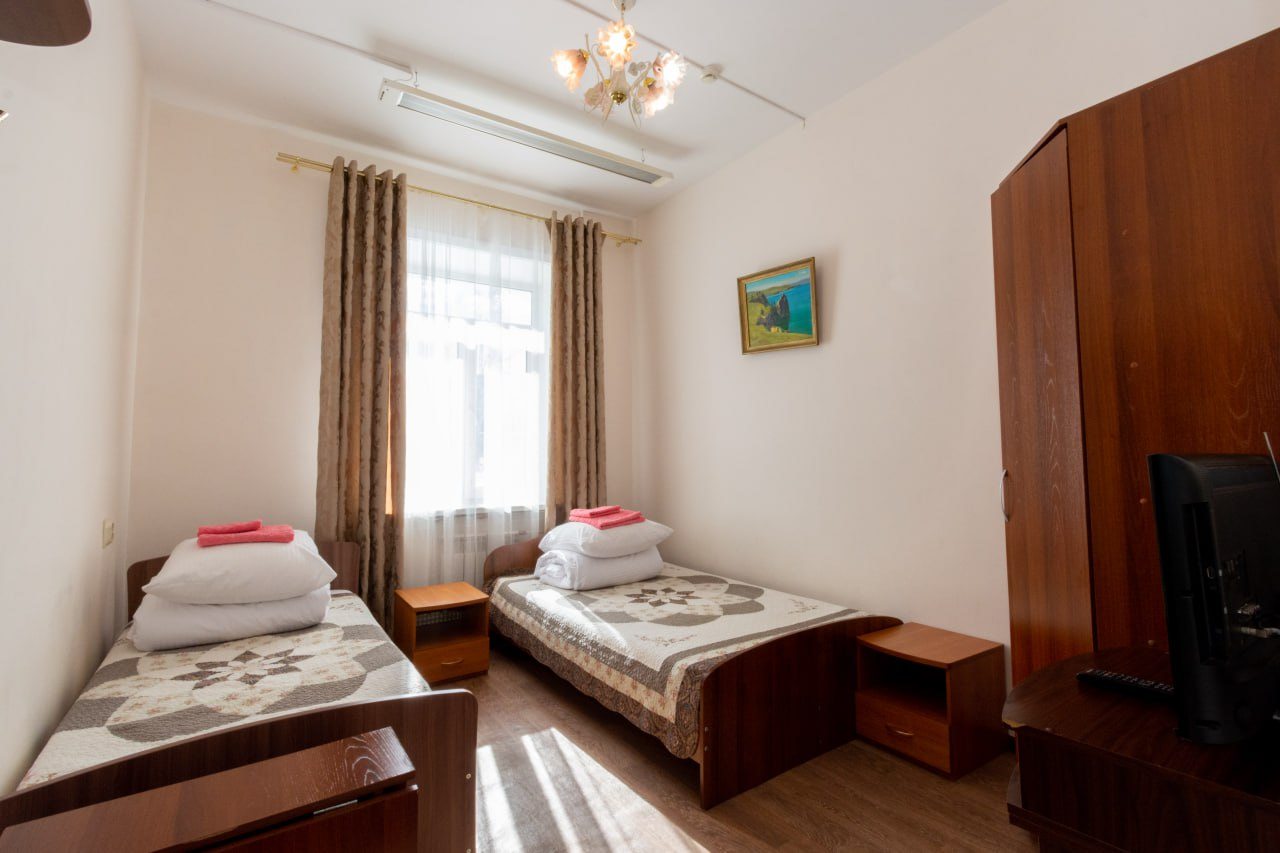 Двухместный (Номер эконом семейный с одной 1,5 спальной и одной односпальной кроватью) гостевого дома Маргобай, Байкальск