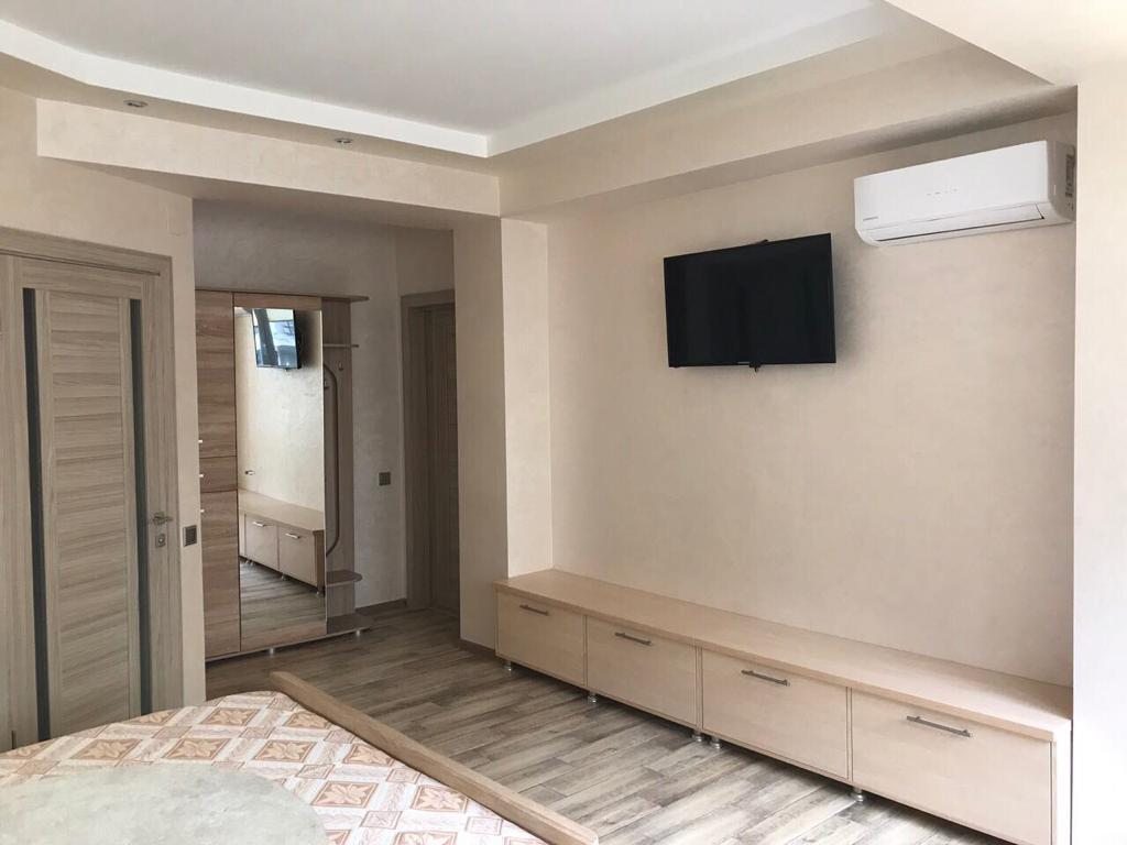 Двухместный (Улучшенный двухместный номер с двуспальной кроватью и диваном) гостевого дома Лиана, Рыбачье, Крым