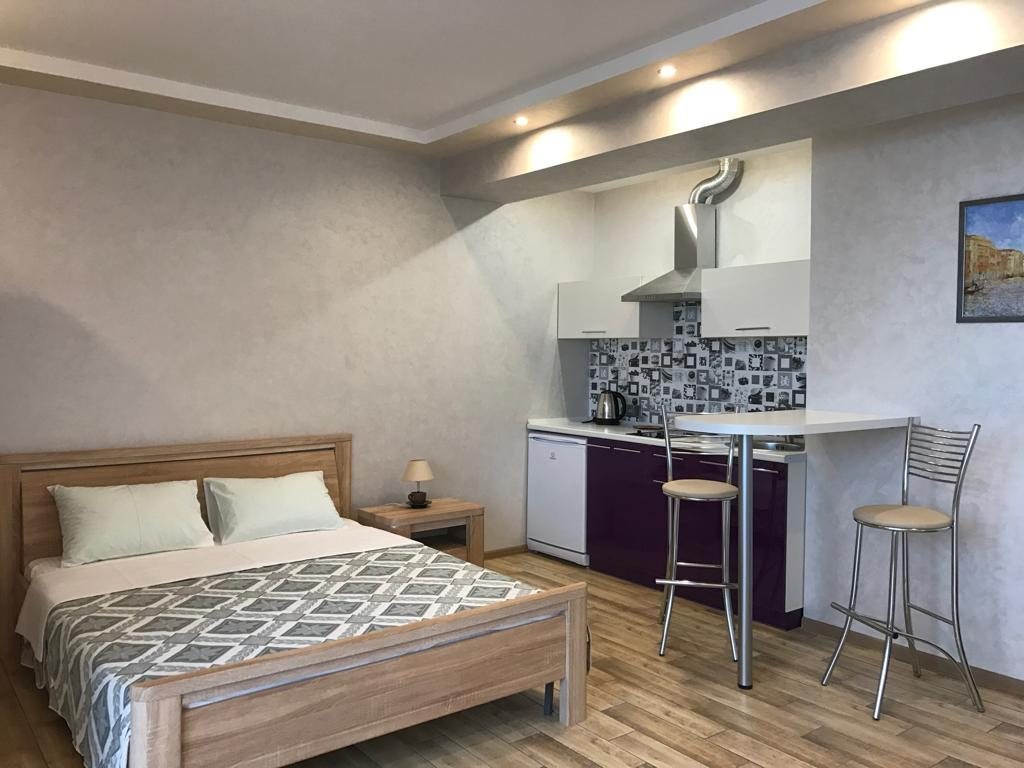 Двухместный (Улучшенный двухместный номер с двуспальной кроватью и диваном и видом на море) гостевого дома Лиана, Рыбачье, Крым