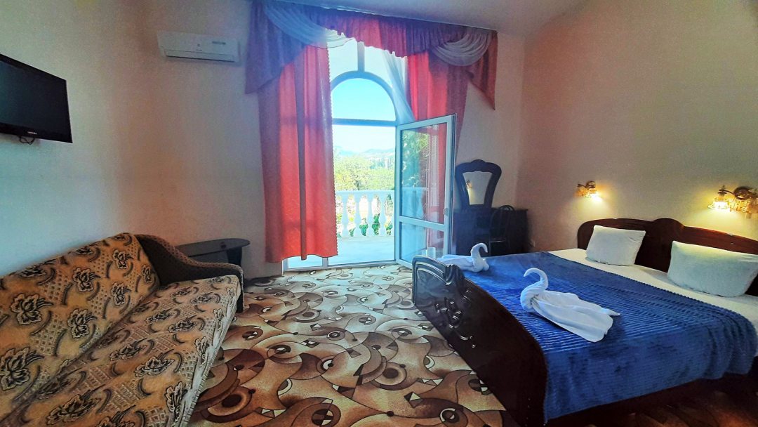 Трёхместный и более (Номер с балконом x4) гостевого дома ИРИНА, Приветное, Крым