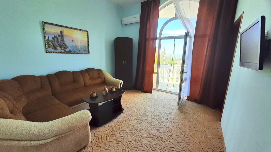 Люкс (Семейный двухкомнатный номер с балконом) гостевого дома ИРИНА, Приветное, Крым