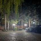 На территории имеется закрытая парковка с видеонаблюдением