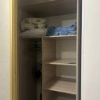 В номере имеется шкаф с постельным бельем