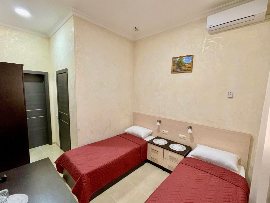 Двухместный (Небольшой двухместный номер с 2 отдельными кроватями) гостиницы MONAKO, Кабардинка