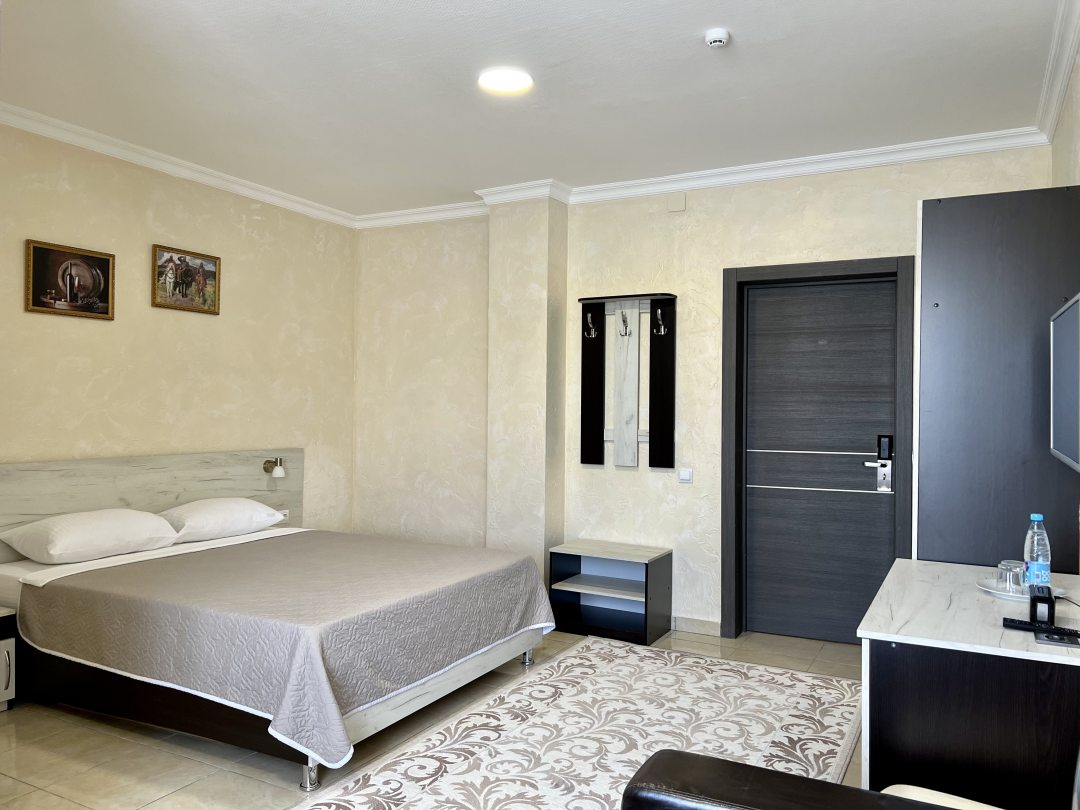 Двухместный (Улучшенный двухместный номер) гостиницы MONAKO, Кабардинка