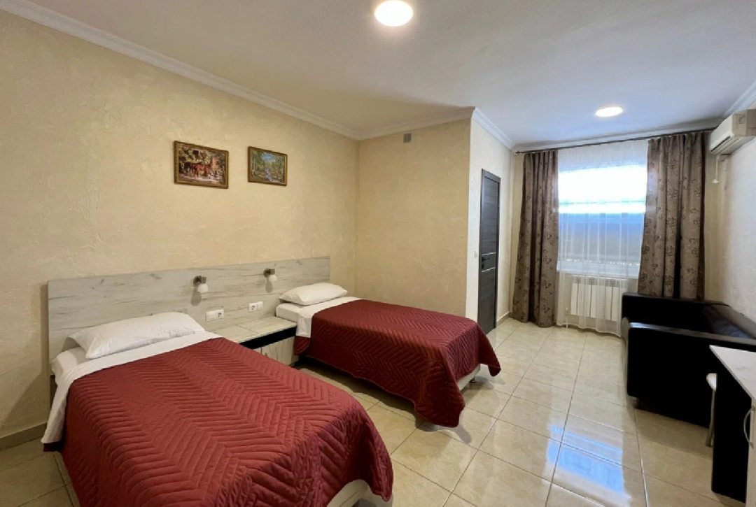 Двухместный (Улучшенный двухместный номер с 2 односпальными кроватями) гостиницы MONAKO, Кабардинка